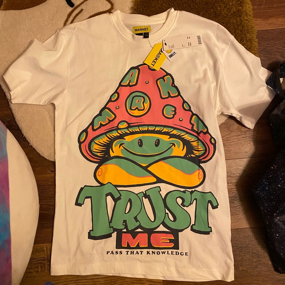 Market Smiley UO “Trust Me Pass that knowledge” shirt! NWT! Size Small